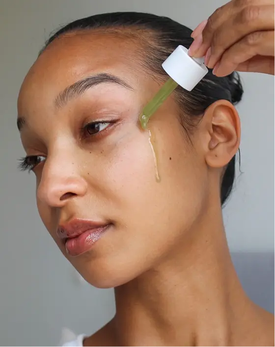 Application sérum visage naturel, expérience esthéticienne Beynost.